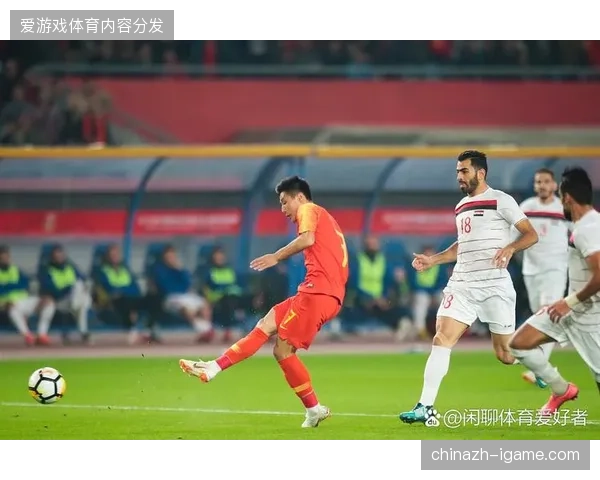 武磊在对阵新加坡的比赛中迎来国家队百场里程碑，其锋线核心作用与经验对年轻球员的传帮带效应显著